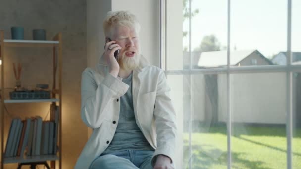 Beyaz Sakallı Soluk Tenli Genç Albino Bir Çağrı Alıyor Pencerenin — Stok video
