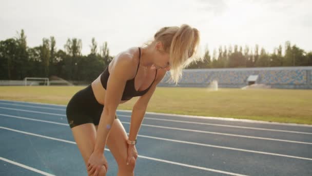 Stadyumda Egzersiz Yaptıktan Sonra Yorgun Sportif Sarışın Dinleniyor Terli Vücutlu — Stok video