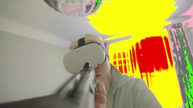 VR kulaklıklı albino adam, büyük siyah bir silahla atış oyunu oynuyor, bir casus gibi odadan odaya koşuyor. VR efektli renkli bir arka plan. Yüksek kalite 4k görüntü