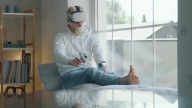 Sanal gerçeklik gözlüklü ve kontrolörlü albino adam dijital dünyayı evde yaşıyor. Olağanüstü bir adam modern teknolojilerle kendini eğlendirir. Yüksek kalite 4k görüntü