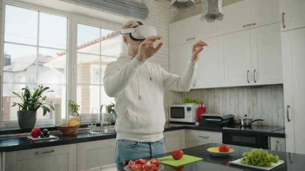 Dorosły Albinos Używa Okularów Wirtualnej Rzeczywistości Podczas Gotowania Kuchni Domu — Wideo stockowe