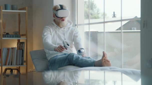 Альбинос Человек Очках Виртуальной Реальности Контроллерах Испытывает Цифровой Мир Дома — стоковое видео