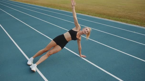 Sarışın Yakışıklı Kenar Tahtada Oynuyormuş Stadyumda Koşu Pistinde Egzersiz Yapan — Stok video