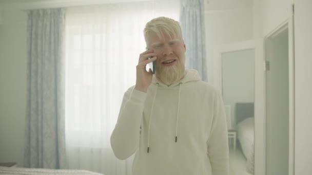 Hombre Albino Barbudo Pelo Blanco Hablando Teléfono Inteligente Caminando Casa — Vídeo de stock