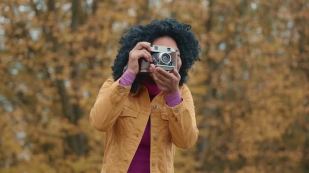 Jeune Femme Aux Cheveux Courts Bouclés Foncés Avec Caméra Vintage — Video