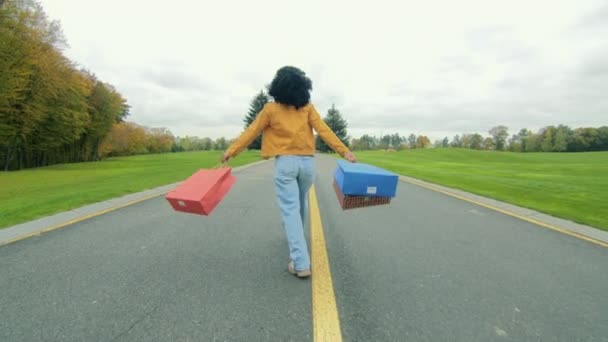 Caminhada Feliz Mulher Jovem Com Cabelo Curto Encaracolado Escuro Jeans — Vídeo de Stock