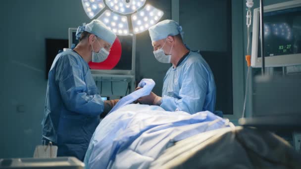 Kyiv Ukraine Juni 2023 Twee Plastisch Chirurgen Van Middelbare Leeftijd — Stockvideo