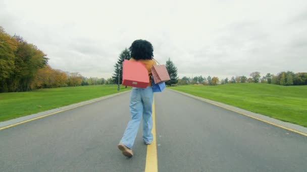 Achteraanzicht Van Een Afro Amerikaanse Vrouw Die Vrolijk Loopt Vrolijk — Stockvideo