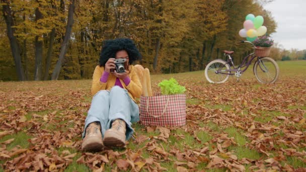 Мальовничий Парк Жовтими Деревами Опалим Листям Усміхнена Жінка Сидить Траві — стокове відео