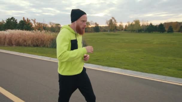 Genç Kızıl Sakallı Sporcu Sonbahar Güzel Parkında Temiz Havada Egzersiz — Stok video