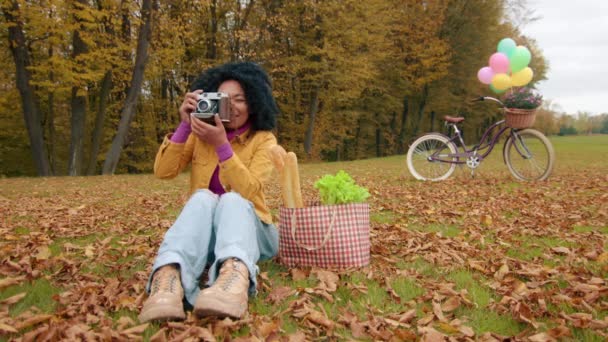 浪漫的年轻黑人女人在购物后拍下美丽自然的照片 骑着一辆装有五颜六色气球和一篮菊花的自行车 高质量的4K镜头 — 图库视频影像