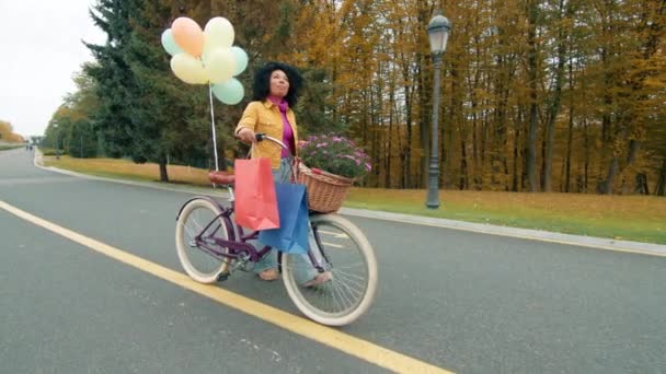 Безтурботна Прогулянка Кольорової Жінки Теплий Осінній День Парку Велосипед Прикріпленими — стокове відео