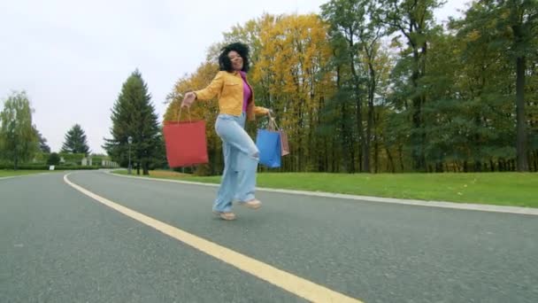 Afrikaanse Vrouw Die Naar Muziek Luistert Een Koptelefoon Zingt Danst — Stockvideo