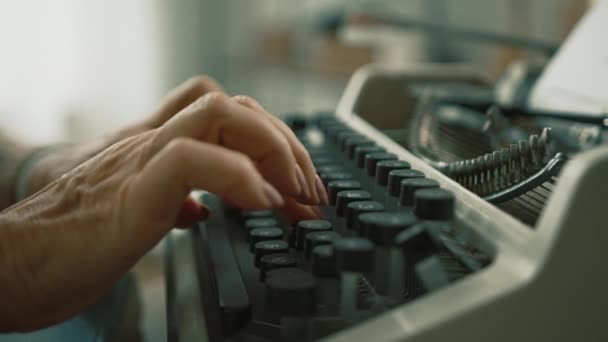Vackra Händer Med Naken Manikyr Kvinna Som Använder Mekaniska Skrivbordsskrivmaskin — Stockvideo