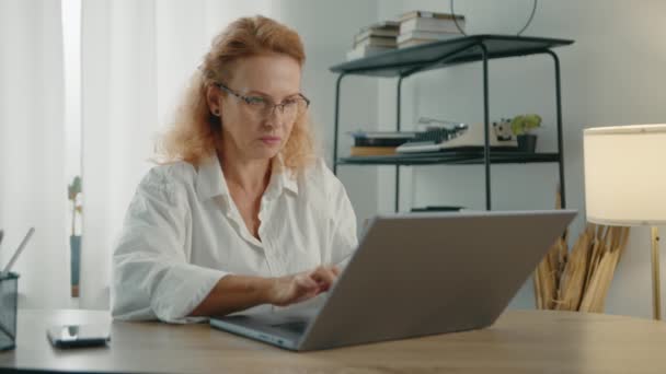Loira Madura Atraente Camiseta Branca Com Mangas Enroladas Trabalhando Laptop — Vídeo de Stock