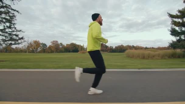 Hohe Junge Läuferin Mit Rotem Langbart Turnt Einem Verlassenen Ort — Stockvideo
