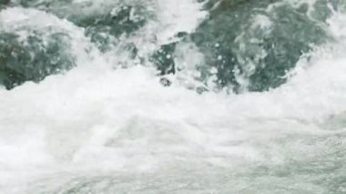 Vahşi ve güçlü dağ akıntısının süratle kayaları yıkaması, küçük şelaleler gibi akan saf suların doğal güzelliği. Yavaş çekim 120 fps