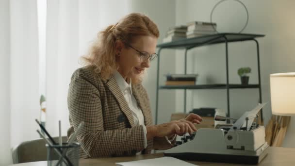 Schöne Reife Blondine Drückt Tasten Auf Der Tastatur Der Schreibmaschine — Stockvideo