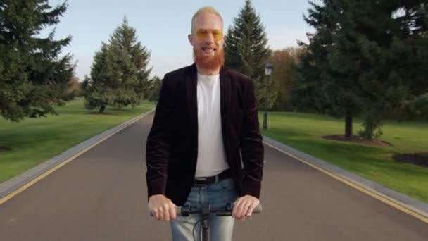 Happy Guy Rijdt Scooter Langs Verlaten Asfaltweg Met Prachtig Landschap — Stockvideo