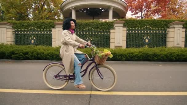Bej Siperli Zarif Siyahi Bayan Bisiklet Süren Yırtık Kot Pantolon — Stok video