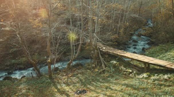 Widok Kinowy Starożytnej Drewnianej Mansonerii Nad Wąską Burzliwą Rzeką Płynącą — Wideo stockowe