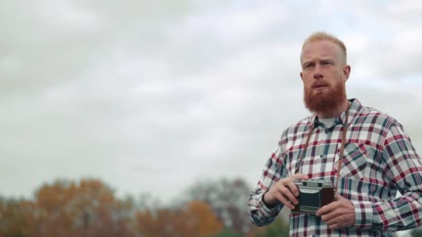 Pria Pelancong Dalam Kotak Kotak Shirt Berjalan Taman Pada Hari — Stok Video
