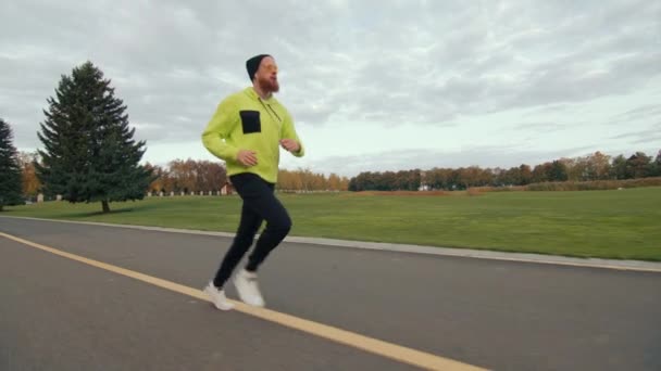 Attraktiver Rotbärtiger Sportler Trainingsanzug Der Allein Rennen Fährt Während Kopfhörer — Stockvideo