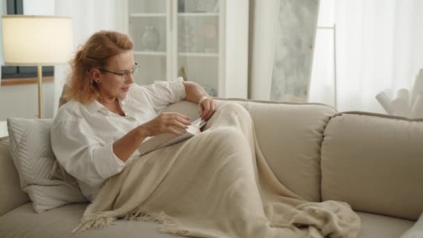 Jolie Dame Soignée Dans Des Lunettes Assises Sur Canapé Confortable — Video