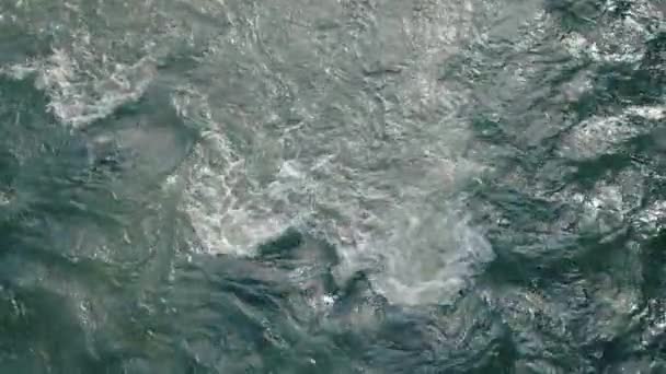 カメラから反対方向に移動する 波と泡立つ水面の魅惑的な美しさ 青い色合いの問題のある水 高品質の4K映像 — ストック動画