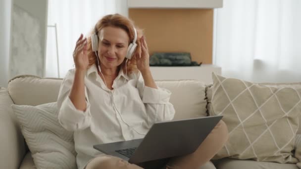 Mulher Muito Bem Tratada Com Sorriso Encantador Relaxando Casa Fechando — Vídeo de Stock