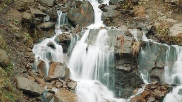 时间飞逝的小瀑布与清澈的泡沫水提醒着时间的流淌 多山的景色 有溪流和瀑布 高质量的4K镜头 — 图库视频影像