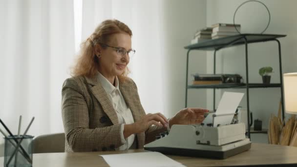 Inteligentna Wesoła Dojrzała Blondynka Kończy Pracę Maszynie Pisania Zdejmuje Okulary — Wideo stockowe