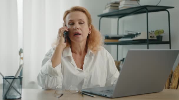 Zdenerwowana Blondynka Siedząca Przy Schludnym Biurku Otwartym Srebrnym Laptopem Okularami — Wideo stockowe