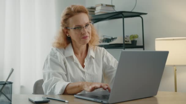 Schöne Gepflegte Blonde Frau Mit Brille Tippt Auf Laptop Schließt — Stockvideo