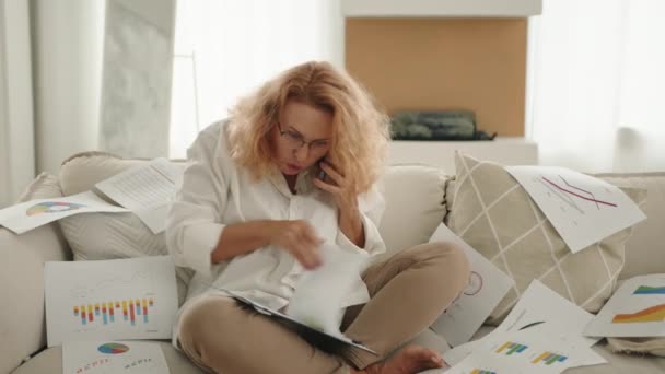 Blonde Frau Mit Brille Sitzt Yoga Pose Auf Weißem Sofa — Stockvideo