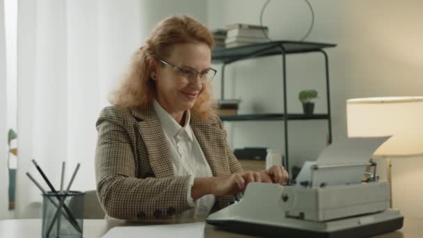 Успішна Усміхнена Дама Друкує Текст Старому Механічному Друкарському Машинці Натхненням — стокове відео