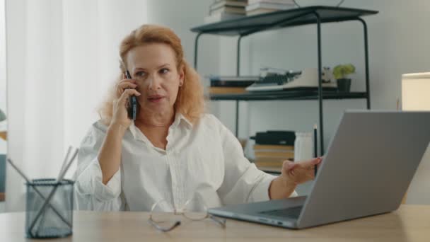 Attractive Confident Elderly Blonde Talking Mobile Phone Arguing Interlocutor Solving — Stock Video