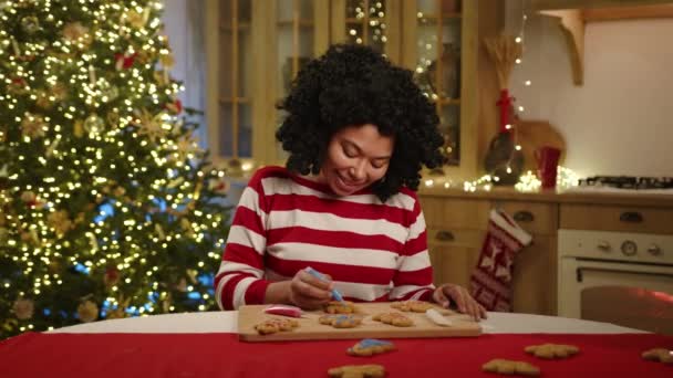Laughing Black Woman Looking Camera Painting Gingerbread Man Blue Modern — Stock Video