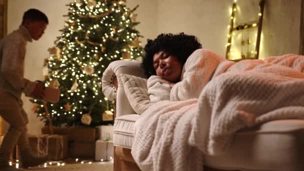 Кудрявая Черная Женщина Белой Тёплой Пижаме Спит Светлом Уютном Диване — стоковое видео