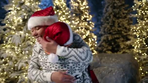 Zorgzame Moeder Kerstmuts Reikend Naar Kind Kerstkleding Knuffelend Kijkend Met — Stockvideo