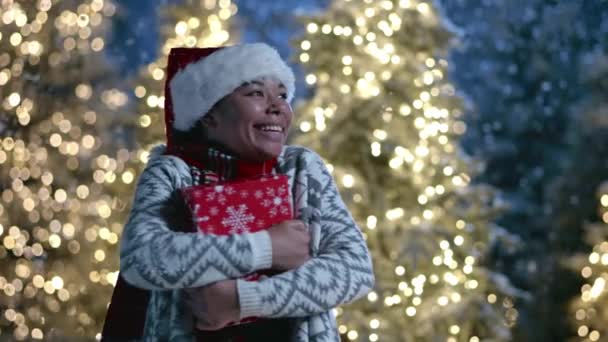 Красива Чорна Жінка Кардигані Шарфі Коробкою Загорнутою Червоний Подарунковий Папір — стокове відео