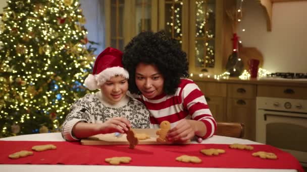 Mama Zâmbitoare Păr Negru Fiu Pălărie Crăciun Stând Masa Bucătărie — Videoclip de stoc