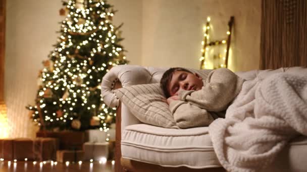 Menino Dormindo Sofá Leve Moderno Coberto Com Xadrez Cor Leitosa — Vídeo de Stock