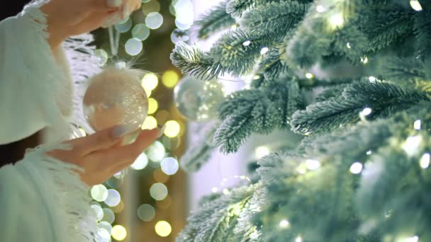 Proces Dekoracji Choinki Kobiece Ręce Ozdobić Białą Choinkę Christmas Ball — Wideo stockowe