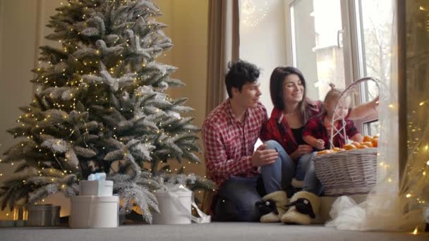 Familia Joven Celebra Año Nuevo Con Hija Niña Mandarina Padre — Vídeos de Stock