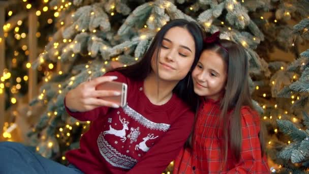 Przyjaciele Tradycyjnych Czerwonych Świątecznych Swetrach Robią Selfie Wesołe Dziewczyny Uśmiechają — Wideo stockowe