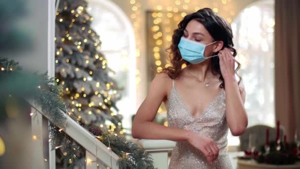 Mujer Celebra Navidad Durante Período Pandémico Lady Tira Máscara Médica — Vídeos de Stock