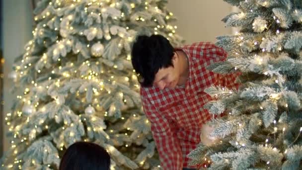Familie Fericită Decorează Pomul Crăciun Părinții Fiica Lor Atârnă Bile — Videoclip de stoc