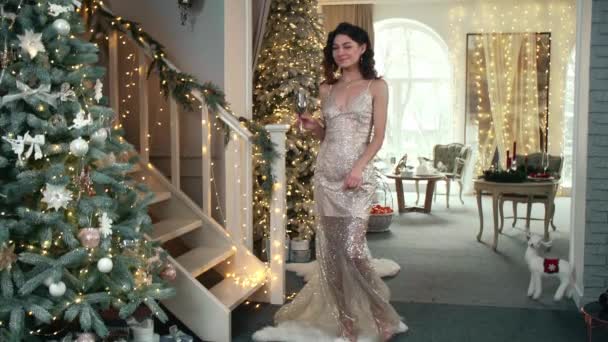 Büyüleyici Elbiseli Mutlu Şık Kadın Elinde Bir Bardak Şampanyayla Aşağıya — Stok video