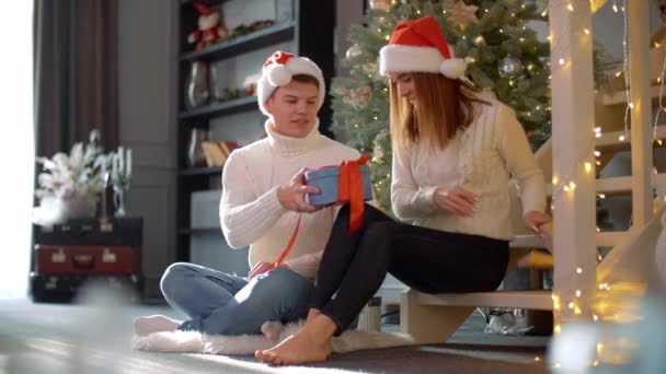 Homem Presente Natal Namorada Mulher Desembrulhar Presente Beija Seu Namorado — Vídeo de Stock